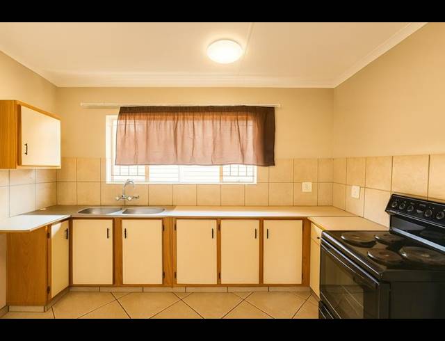 2 BEDROOM TOWNHOUSE FOR SALE IN PIERRE VAN RYNEVELD